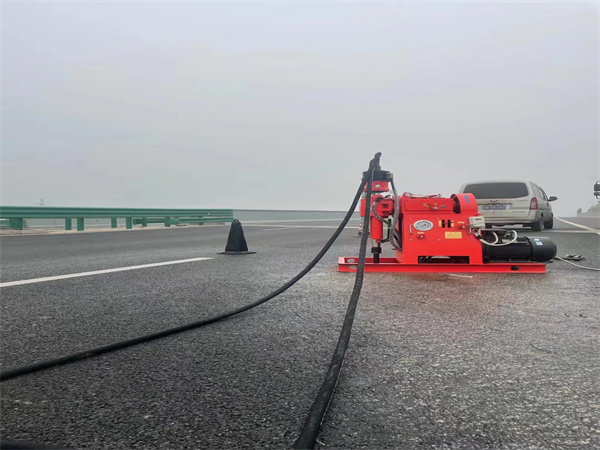 三伏潭镇马路路基路面开裂下沉注浆加固灌浆