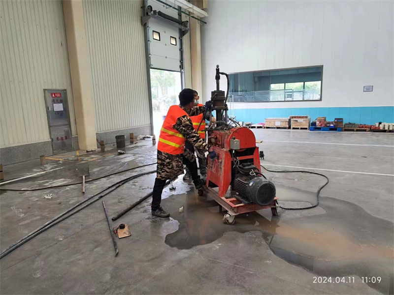 三伏潭镇厂房地面下沉塌陷注浆加固施工